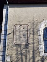 le cadran solaire n'est pas à l'heure, il est 9h05 à ma montre.