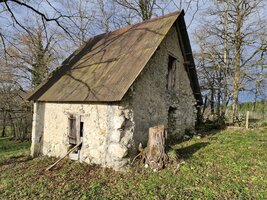 Au-dessus de la croix.