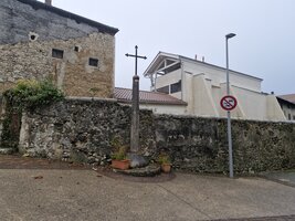 Maison de gauche : pisé, pierre et béton.