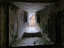 Meurtrière, de l'intérieur.