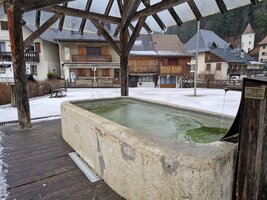 Beau bassin et au fond l'excellente auberge de la Flambée.