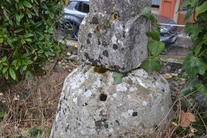 Trous d'anciennes agraffes.