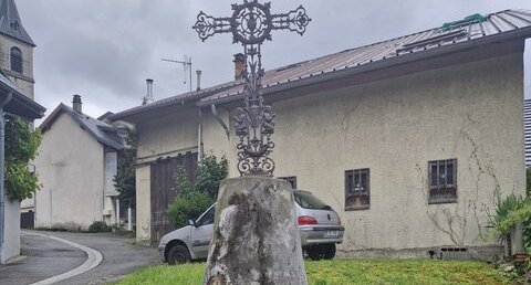 Croix du chemin de l'église de Saint-Badolph, Savoie.