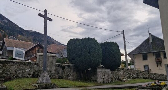 Croix du cimetière d'Aillon-le-Vieux, Savoie.