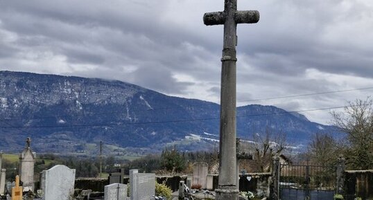 Croix du cimetière, Dullin, Savoie.