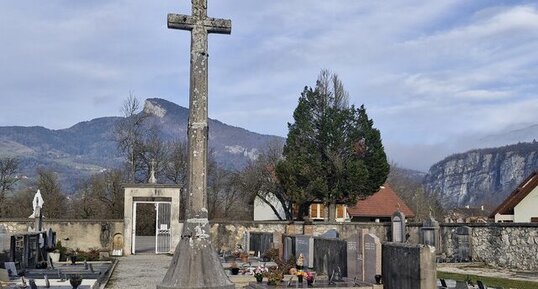 Croix du cimetière, Saint-Cristophe-sur-Guiers, Isère.
